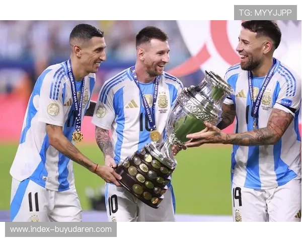 梅西替补席凝视美洲杯奖杯，赛后与迪马利亚相拥落泪