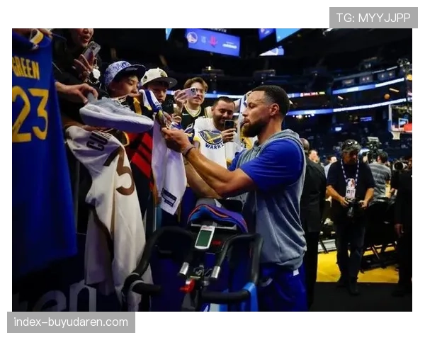 赛前热身花絮：库里到场观战并与火花队新秀进行三分比试